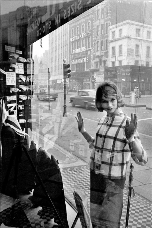 Vogue - Jean Shrimpton - Edgware Road - 1960